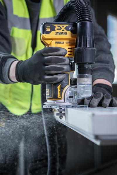 DEWALT DCW604NT-XJ, DCW604NT Fräse im Einsatz mit Staubabsaugung. Kategorie Fotografie.